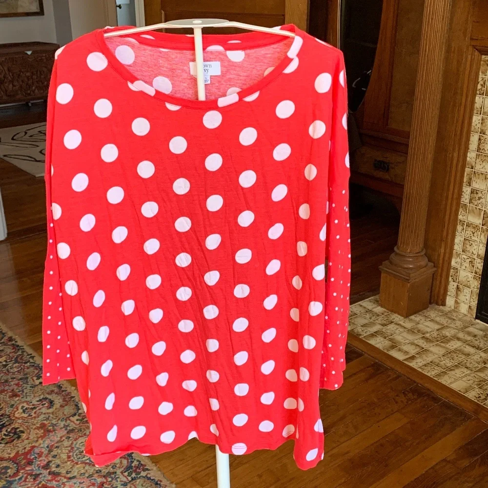 Crown & Ivy long sleeve polka tee. NWT. Retsil 35